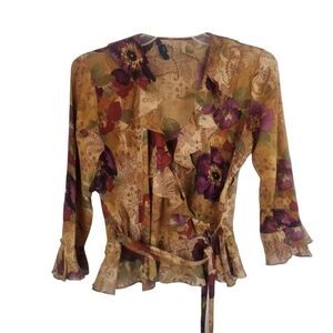 CHAPS TOTAL WRAP AROUND FLORAL TOP. SIZE M.